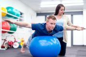 Mann bei der Sporttherapie Mann bei der Sporttherapie